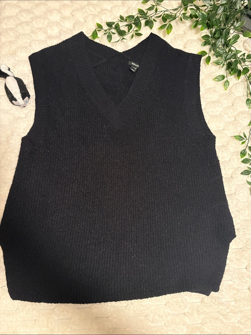RW&CO. Black V-Neck Women's Sweater Vest